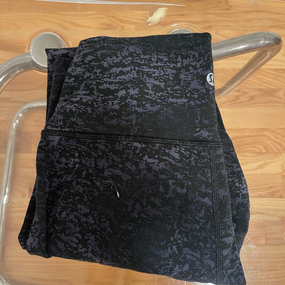 Lululemon leggings with a very cute pattern !!